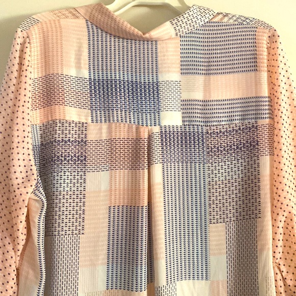 ❤️NWOT.  Rose+Olive lightweight and flowing abstract design blouse.  Size: 1X. - Picture 7 of 10